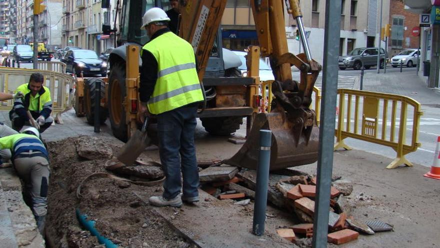 Operaris d&#039;Aigües de Manresa reparant la canonada afectada