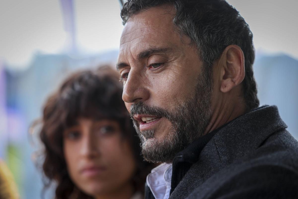 Paco León, en primer plano, y Carolina Yuste