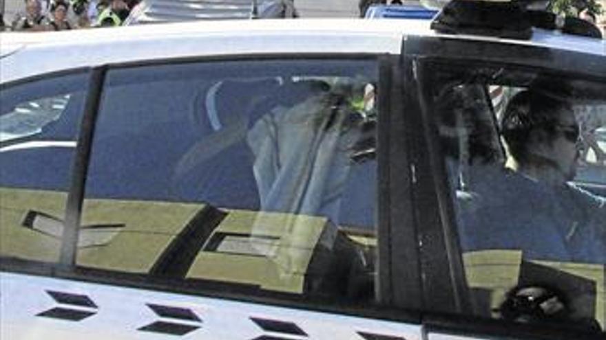 Investigado al morir de calor su perro dentro de un coche
