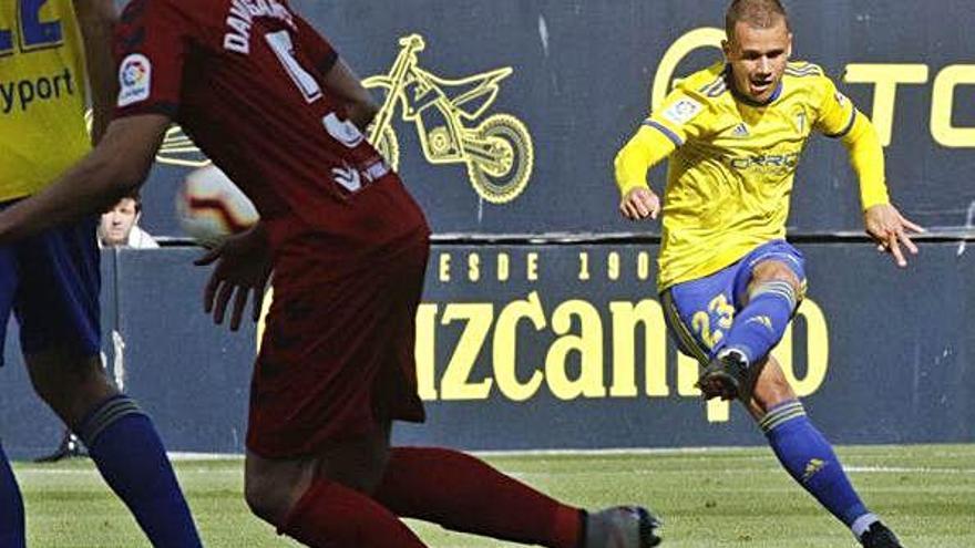 Ager Aketxe golpea el balón en un partido de la temporada pasada con la camiseta del Cádiz.