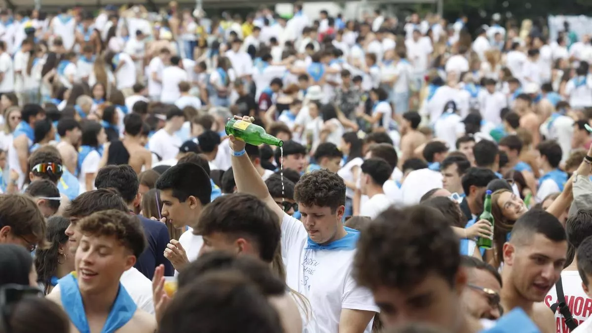 Marea humana en El Carmín de la Pola: el desfile sube a La Sobatiella bajo un sol de justicia y entonando el Asturias Patria Querida