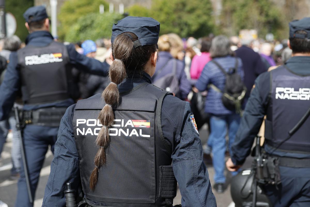Una agente de Policía Nacional, durante la manifestación convocada por la Comisión 8M con motivo del Día de la Mujer, este domingo en Madrid.