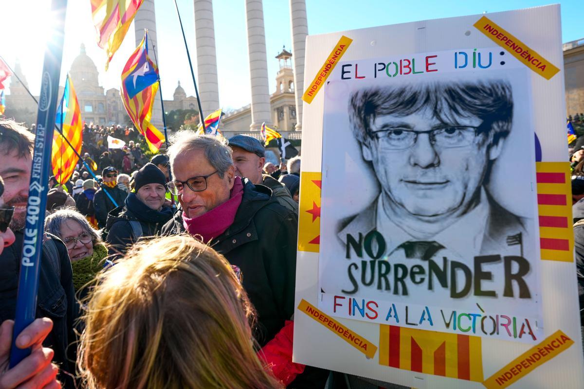 BARCELONA, 19/01/2023.- El expresidente de la Generalitat Quim Torra (c) asiste a la manifestación convocada por el independentismo, en una movilización unitaria frente al Museo Nacional de Arte de Cataluña contra la cumbre hispanofrancesa este jueves en Barcelona. EFE/ Alejandro Garcia