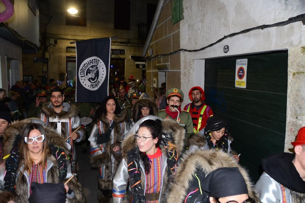 Participantes en el desfile del Momo en Cangas.