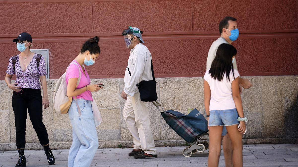 Persones amb mascareta pel carrer.