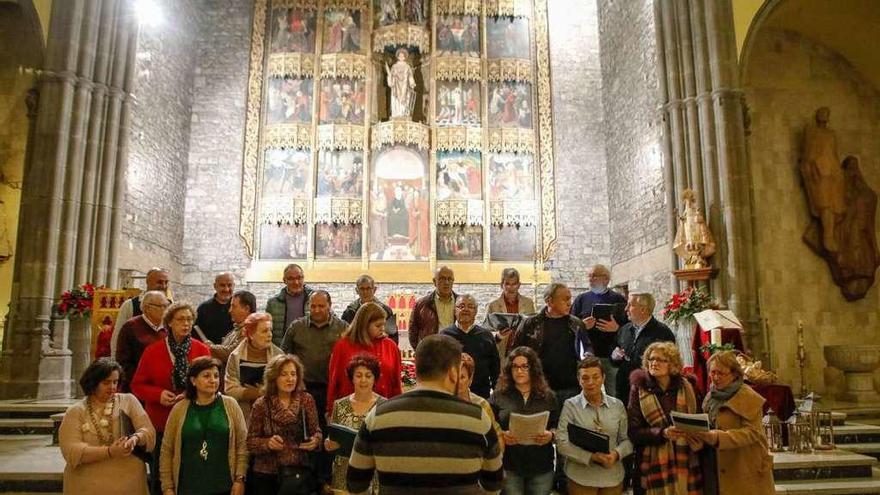 Miembros del Orfeón Gijonés, ayer, en el último ensayo antes de la Gala de Reyes, en la iglesia de San Lorenzo.