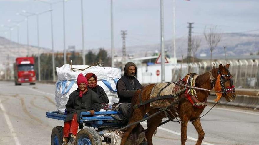 Refugiados sirios cerca de la frontera con Turquía.