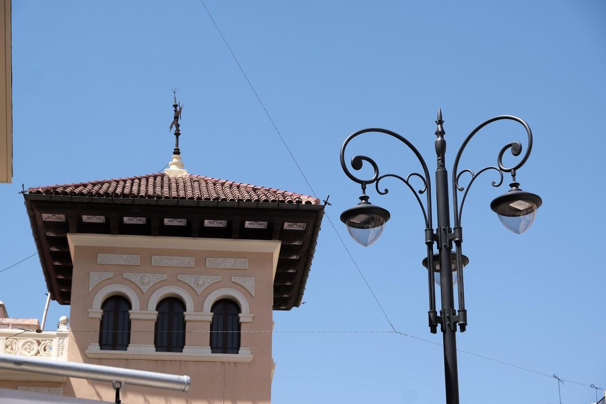 Las nuevas farolas de la Plaça Baix, en Elche