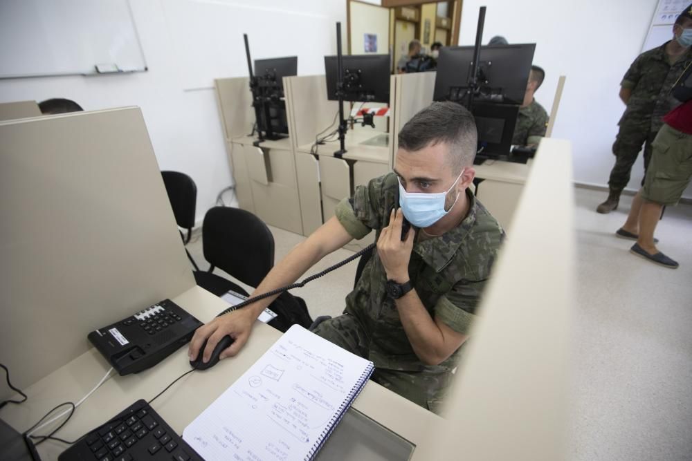 Así trabajan los rastreadores del Covid del ejército en el cuartel del Cabo Noval