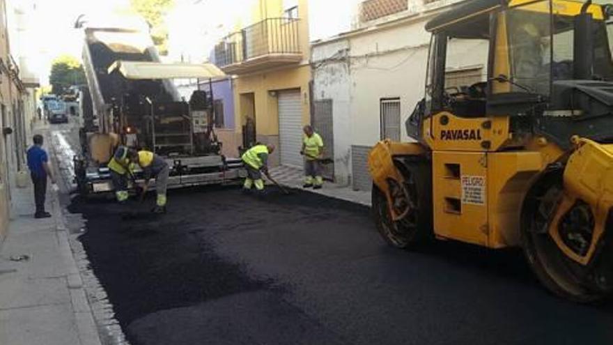 Tavernes asfalta varias calles que presentaban un mal estado del firme