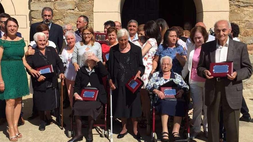 Foto de familia de los homenajeados junto a las autoridades.