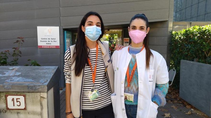 La médico residente Sara Gómez y la doctora del centro de salud de Xàbia Sara Giménez. | A. P. F.