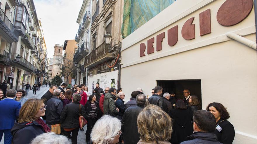 Decenas de personas en el refugio de la calle Serranos el día de apertura tras su rehabilitación.