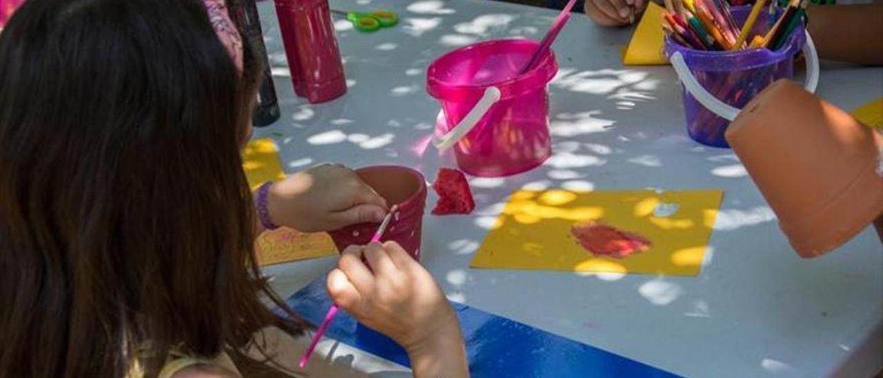 Niños durante el desarrollo de una actividad de creatividad infantil.