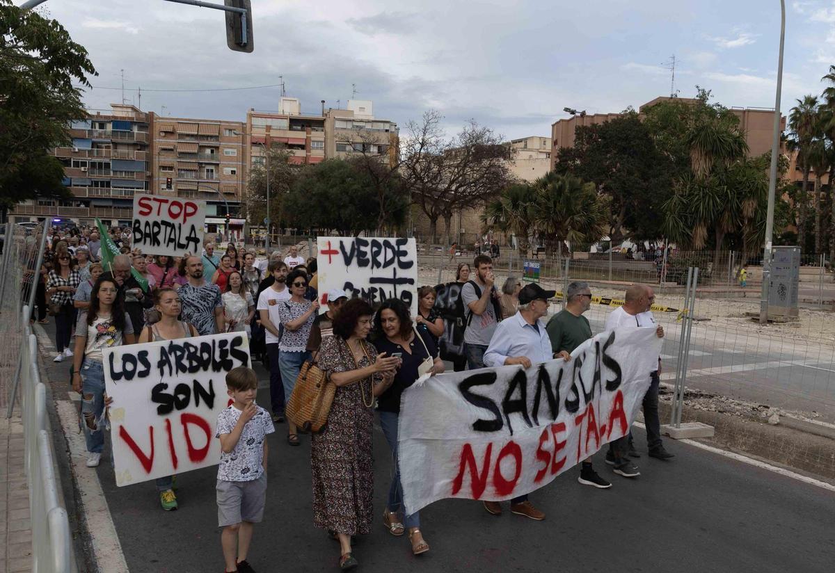 Los vecinos de San Blas claman de nuevo por la tala de árboles en el barrio