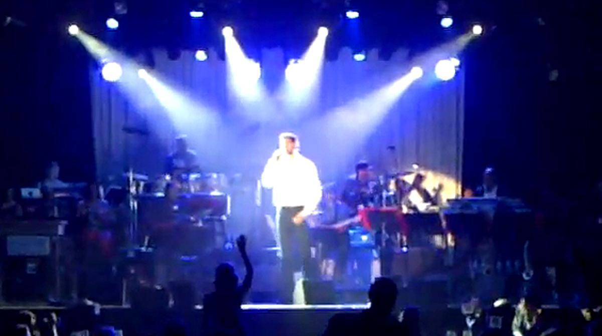 Pau Gasol canta en una gala benèfica d’UNICEF ’How To Save A Life’, coneguda per la sèrie ’Anatomía de Grey’.