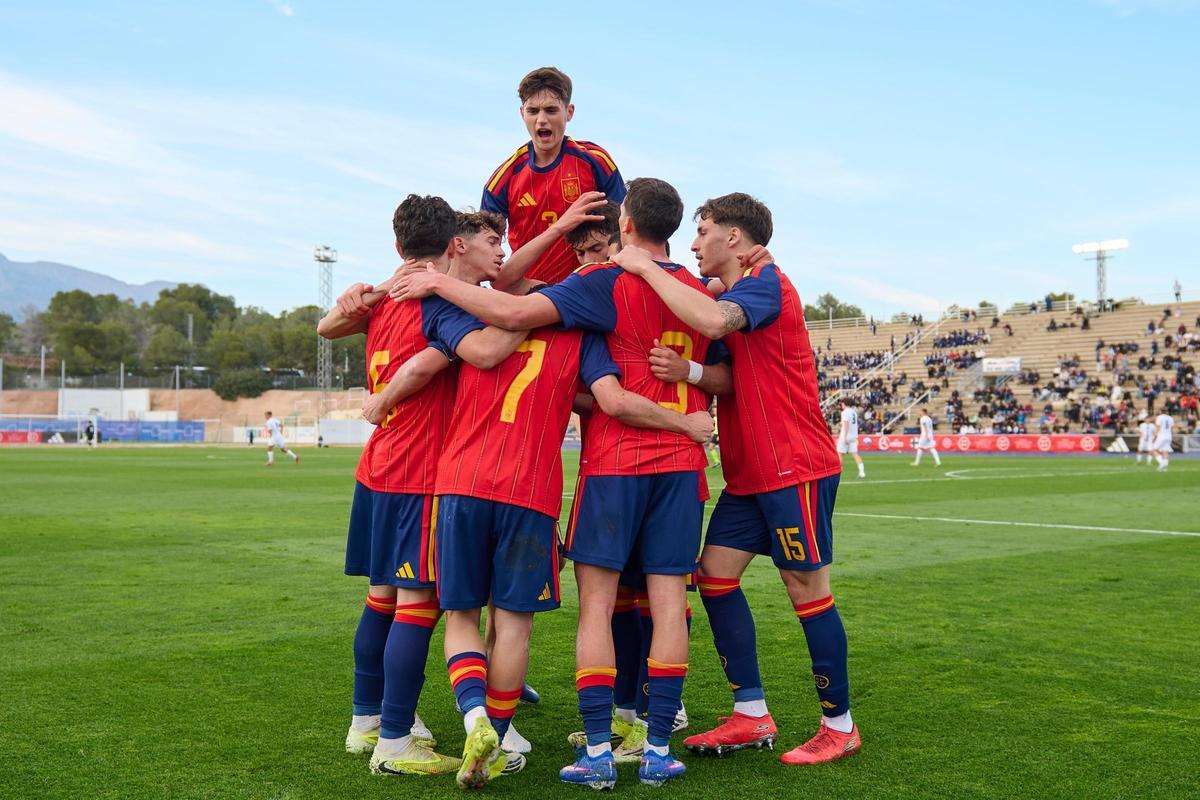 La sub-19 celebra uno de los cuatro goles frente a Eslovenia, en el Guillermo Amor de Benidorm.