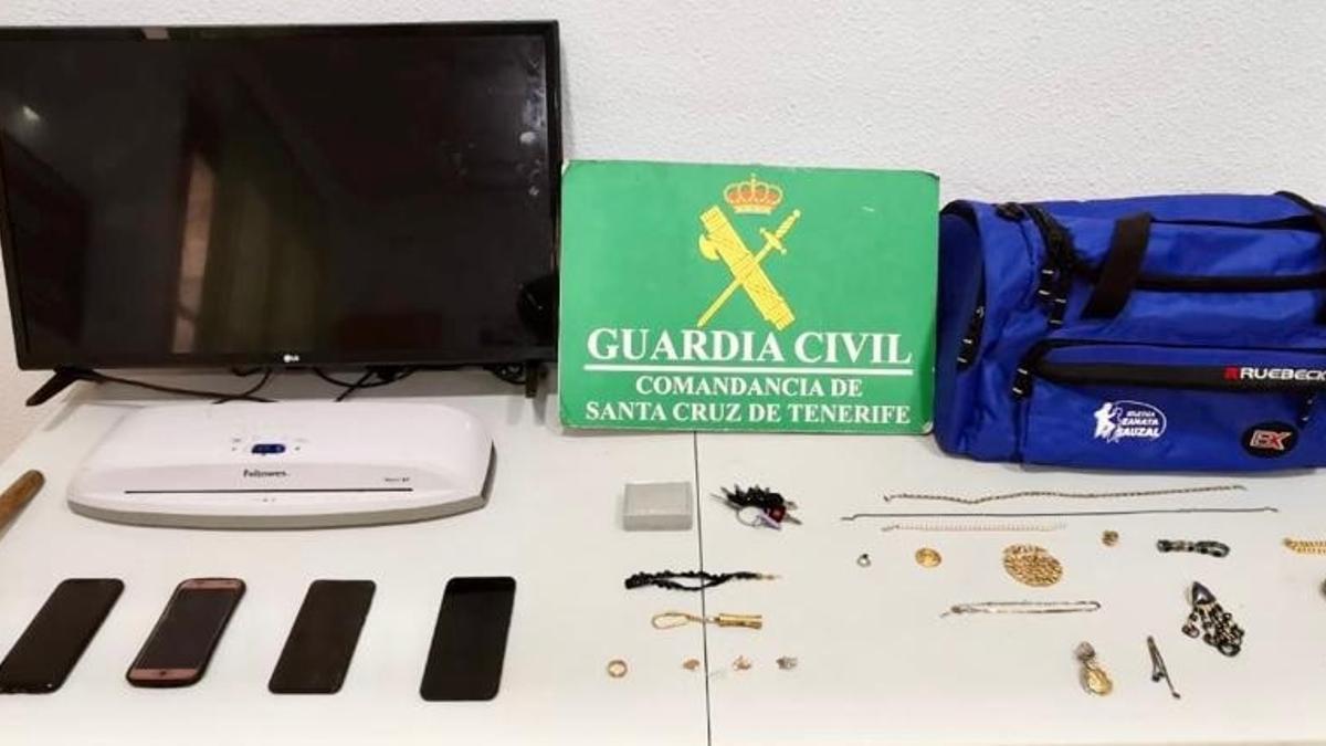 Material incautado por la Guardia Civil.