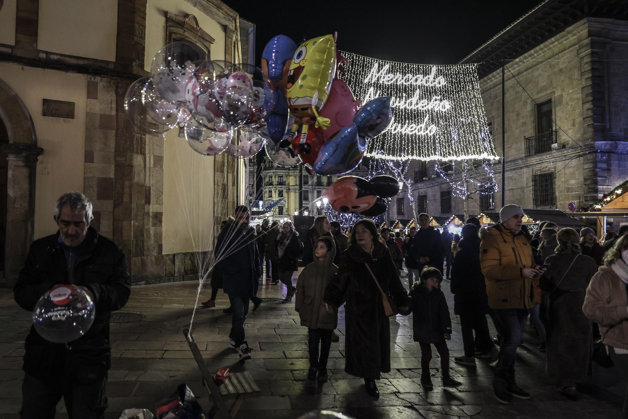 En imágenes: así fue el encendido de las luces de Navidad en Oviedo