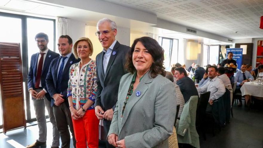 Ana Granja, en el centro de la imagen, junto al conselleiro de economía, Francisco Conde. | // I. ABELLA