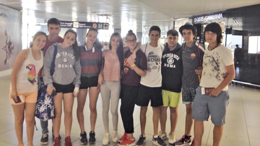 Los estudiantes, ayer por la tarde, en el aeropuerto de Fiumicino a la espera de volar a España. // FdV