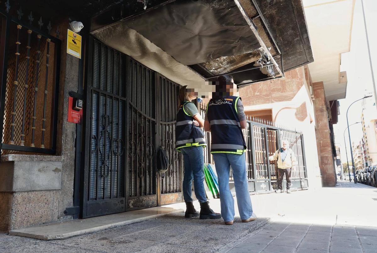 Dos agentes de la UDEF que han participado en el registro.