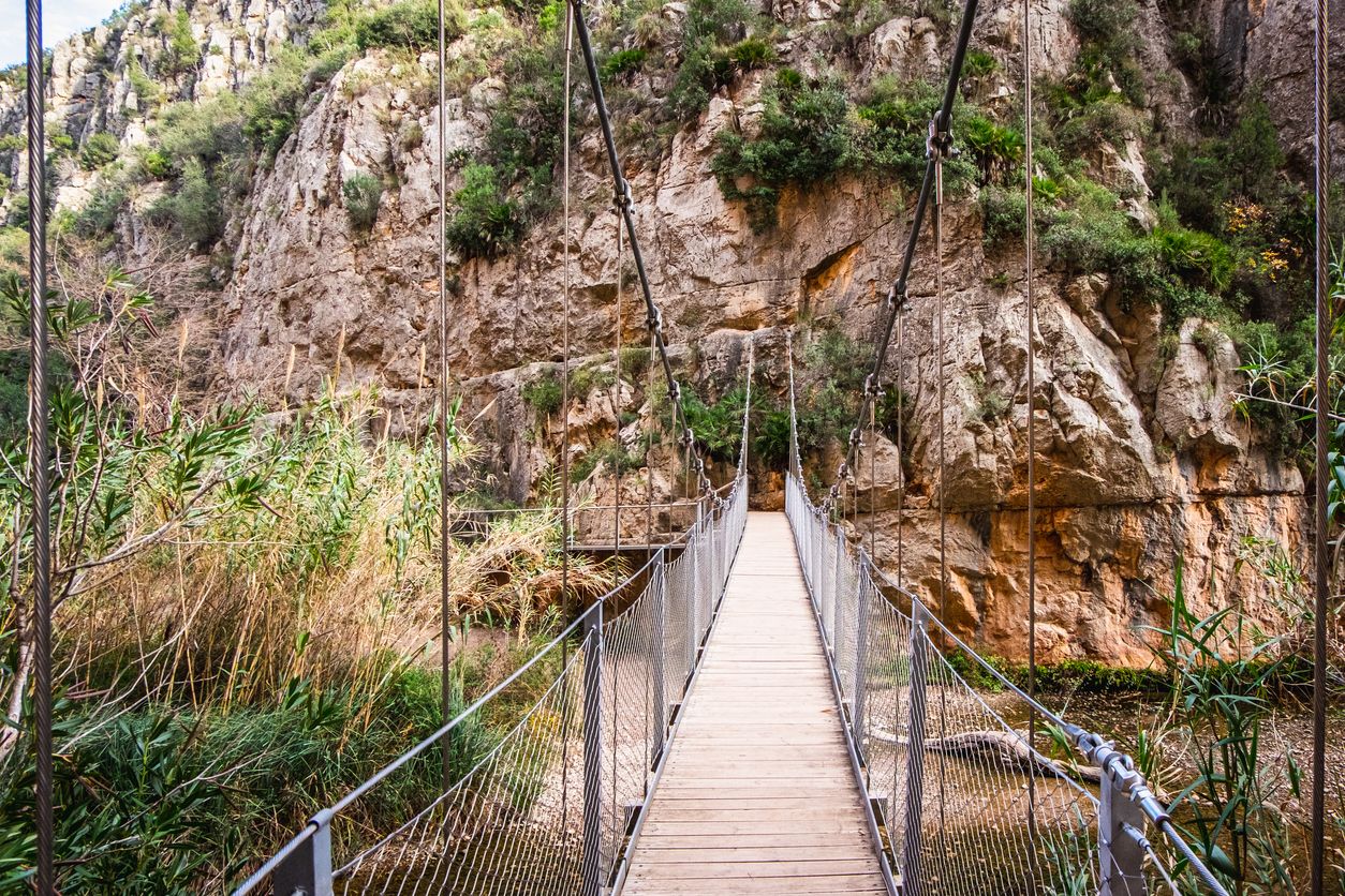 Así se ve el puente colgante de Chulilla.