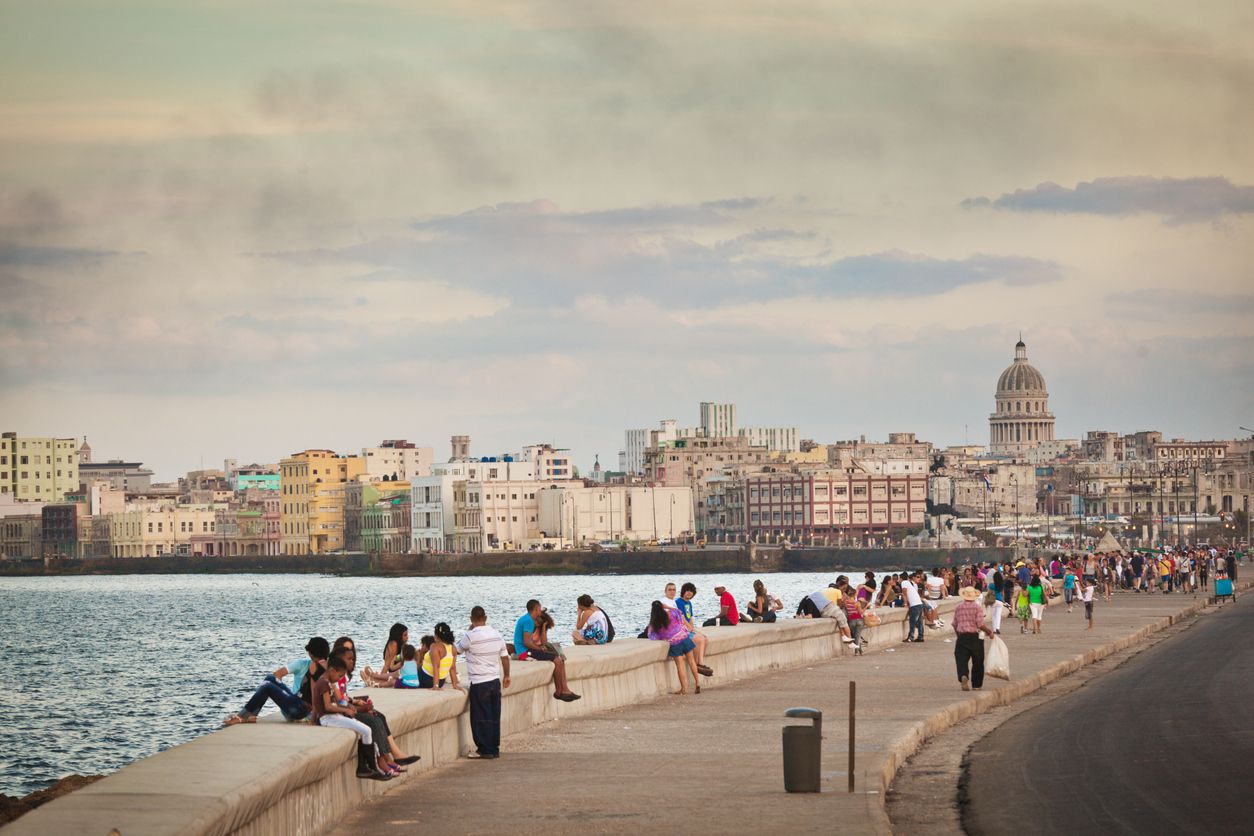 El malecón de La Habana es uno de los lugares icónicos de la isla de Cuba, en el Caribe