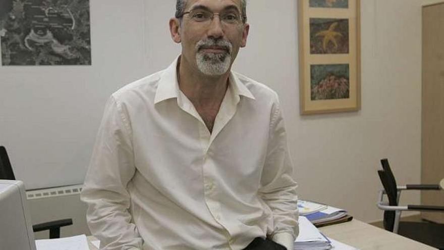 El subdirector xeral de Ordenación dos Recursos Mariños, José Molares, en su despacho. / tucho valdés