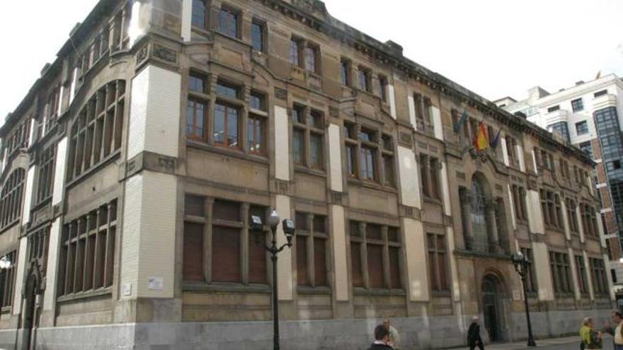 El edificio de la antigua Escuela de Comercio, en la calle de Francisco Tomás y Valiente.