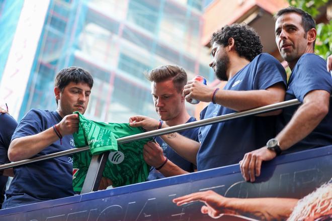 ¡De locos! Las mejores imágenes de una ciudad entregada al Barça