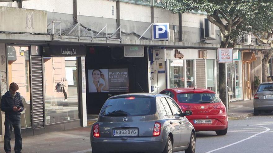 Coches entran en el ‘parking’ de la plaza de Vigo. | Iago López