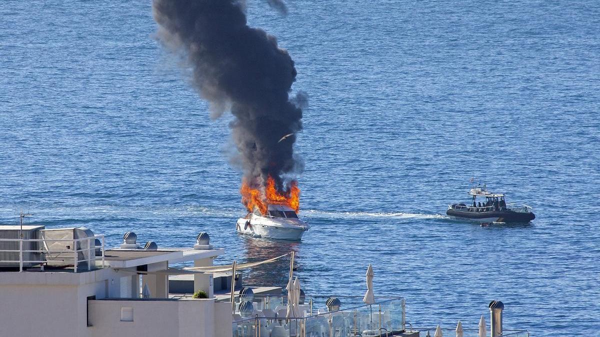 Yate ardiendo en Benalmádena.