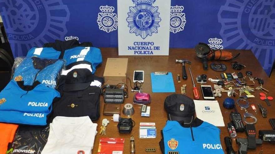 El material intervenido al falso policía local tras su detención en junio de 2018.