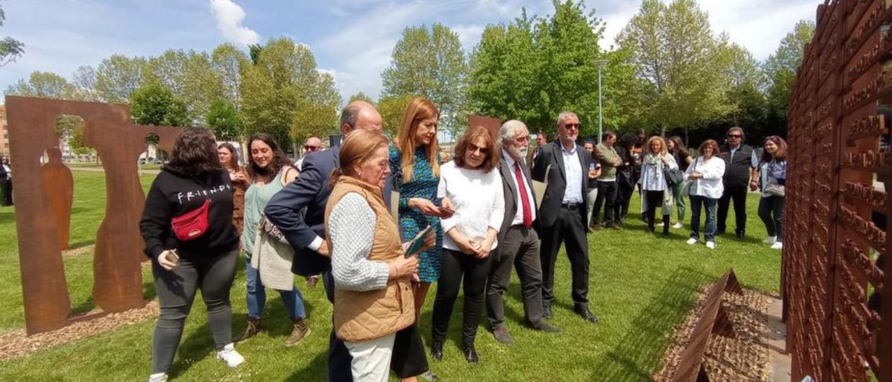 Encarnación Vicente, cuarta por la izquierda, en Miranda. | P. de Asturias