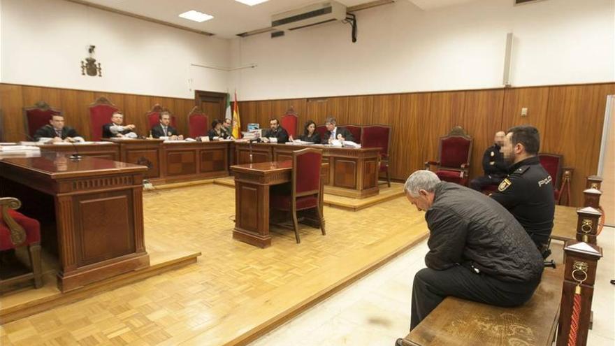 El acusado de estrangular a su mujer en Alcolea dice que &quot;no sabía lo que hacía&quot;