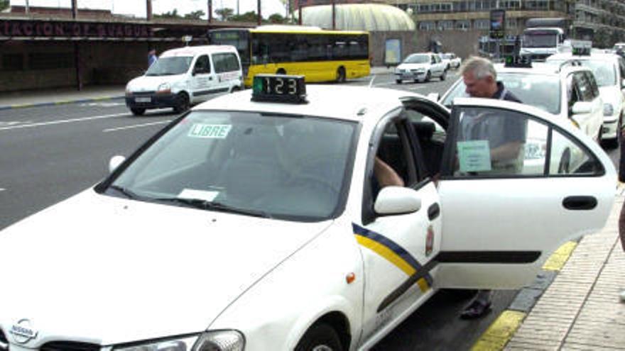 Un taxista recoge a una pareja en el parque San Telmo. | LP