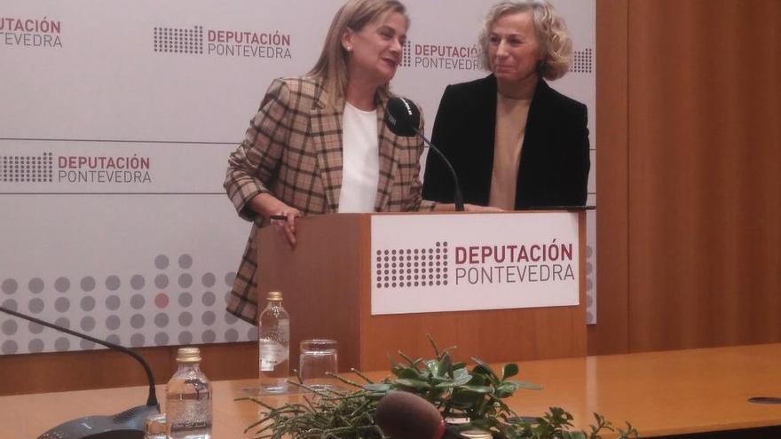 Carmela Silva, junto a Rosario Sarmiento, esta mañana, durante el anuncio de la presentación del catálogo