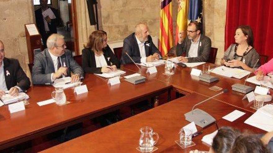 Los presidentes de los consells, a la izquierda, durante la reunión en Palma de la comisión mixta de transferencias.