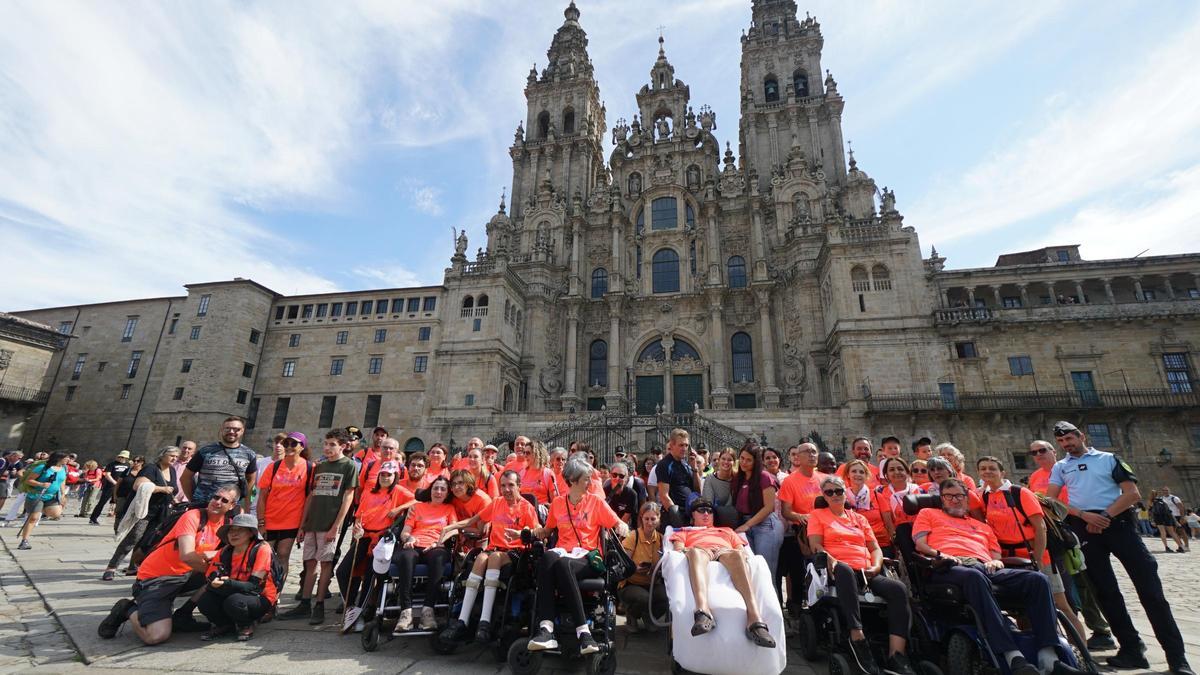 Un grupo de personas con ELA se reivindica en el Camino de Santiago