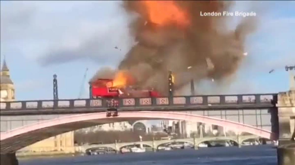 Pánico en Londres por una explosión controlada de los bomberos