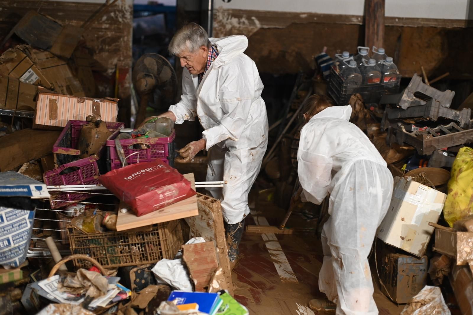 Los vecinos de Cuarte, María de Huerva y Cadrete siguen limpiando el barro
