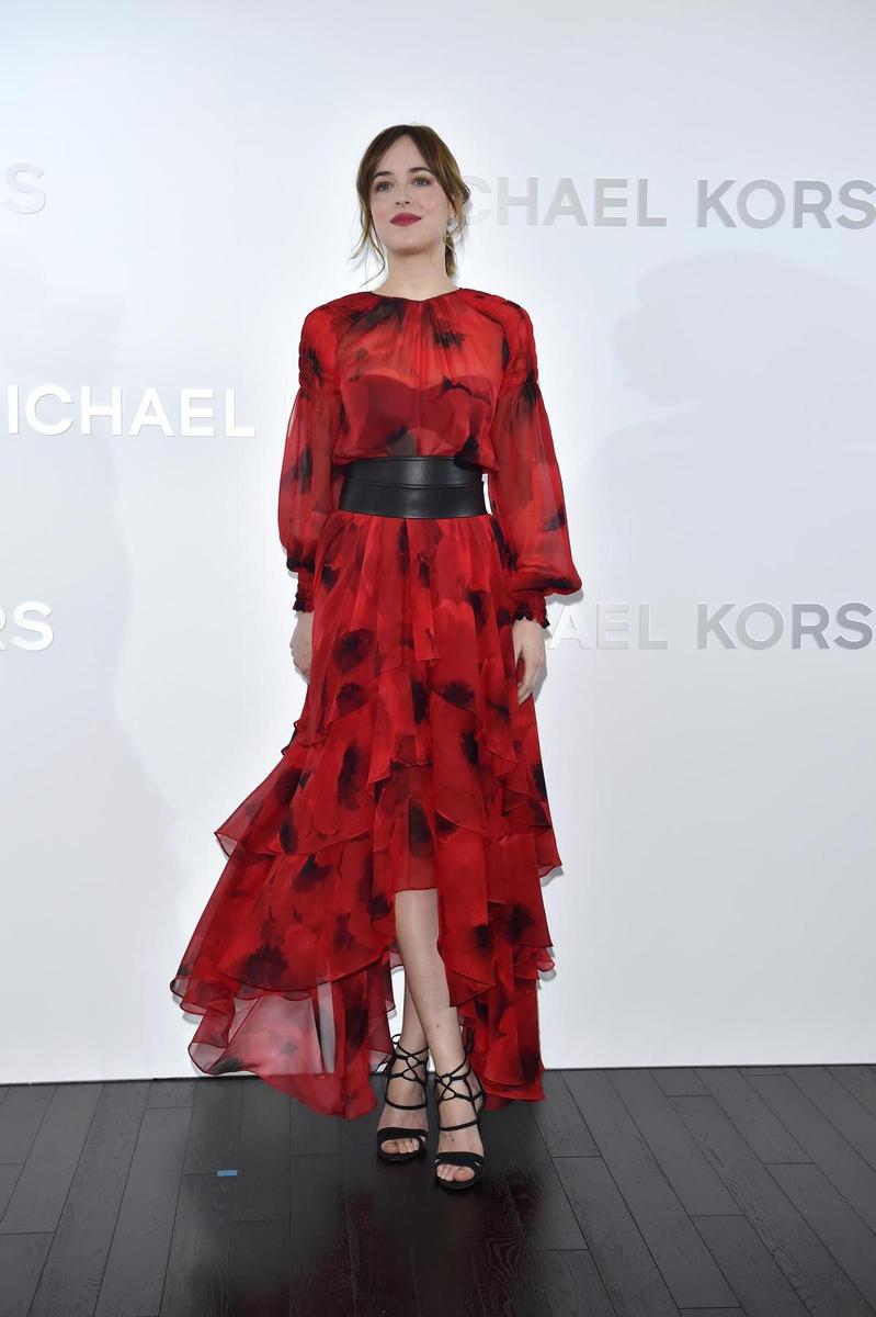 Dakota Johnson con vestido de Michael Kors