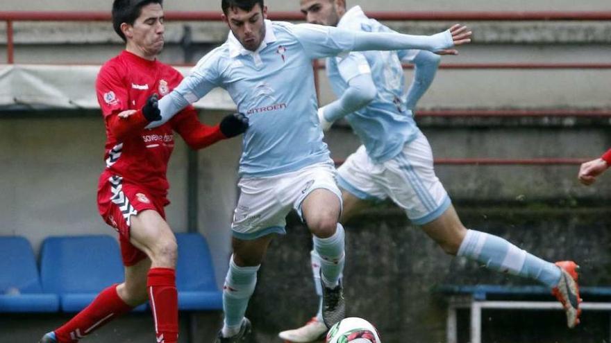 El céltico Pancho Duclós salva la entrada de un rival en un lance del partido de ayer en Barreiro. // Ricardo Grobas