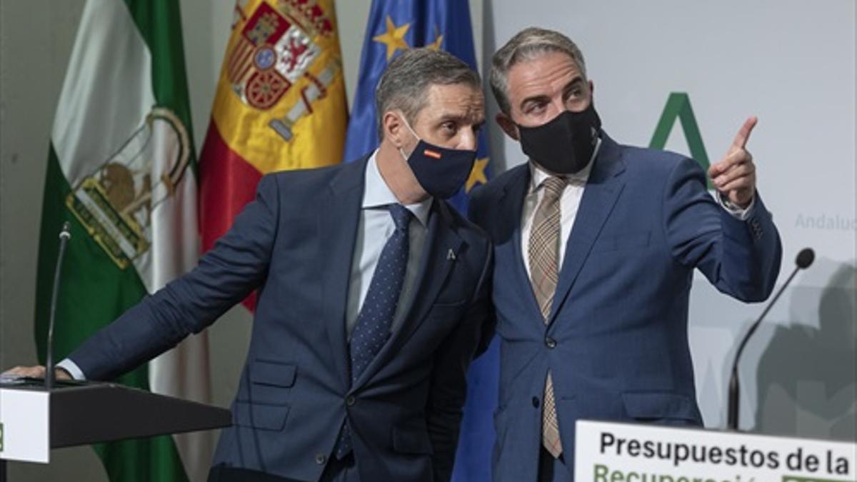 El consejero de Hacienda y Financiación Europea, Juan Bravo (i), y el consejero de Presidencia, Elías Bendodo (d), durante la rueda de prensa posterior a la reunión del Consejo de Gobierno de la Junta de Andalucía.