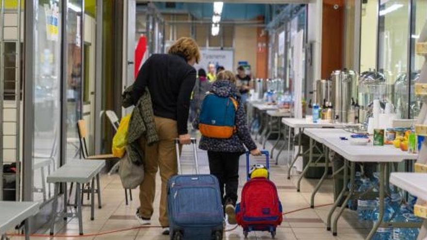 Una madre y su hija acceden a las instalaciones de Full Market, en la ciudad polaca de Rzeszów.