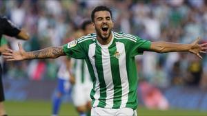 Ceballos celebra un gol con el Betis la pasada temporada.