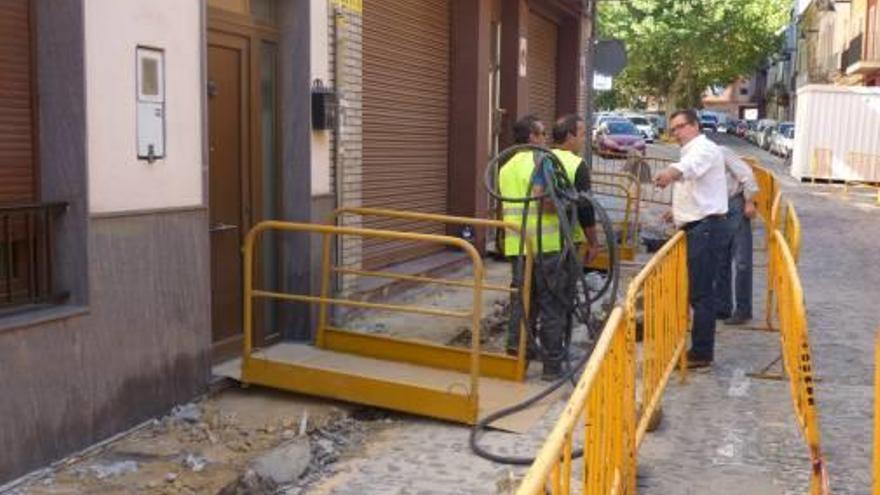 Ontinyent amplía la acera y crea un nuevo paso en la calle Sant Antoni