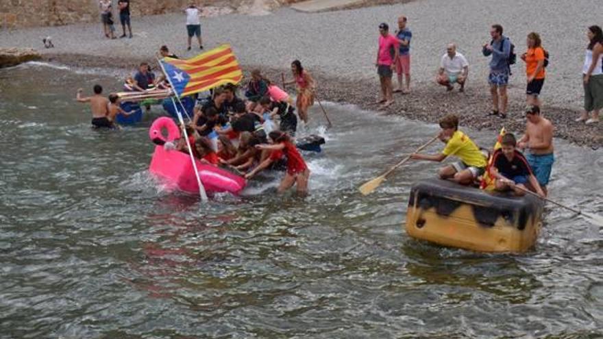 Cursa d&#039;objectes flotants en la Festa Major 2017.