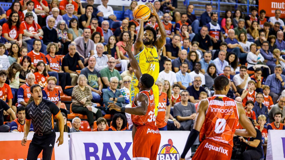 Brian Angola se leventa en el Nou Congost